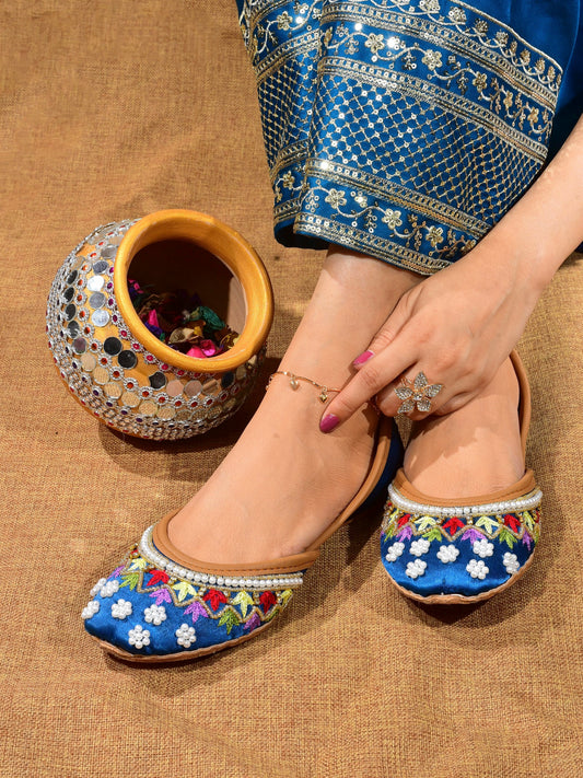 Heer Women's Fancy Khussa by Heeriye